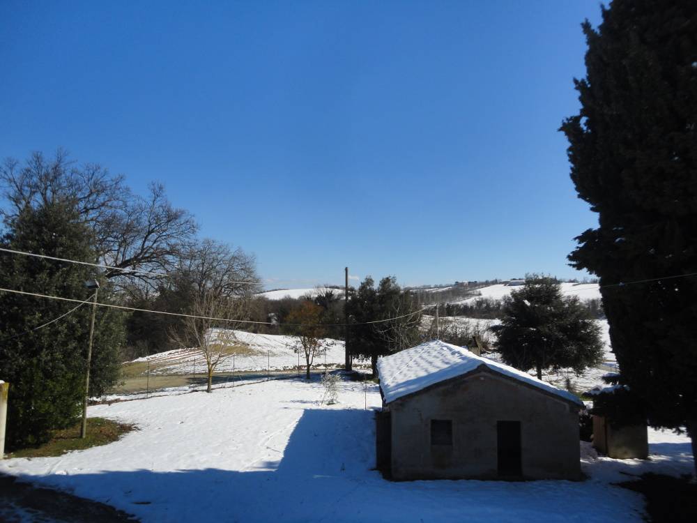 Casa in pietra con terreno in vendita a Cingoli