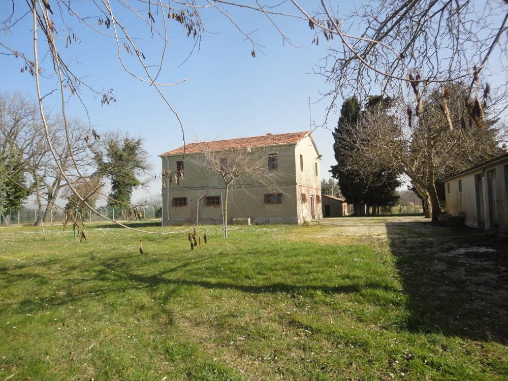 Casa in pietra con terreno in vendita a Cingoli