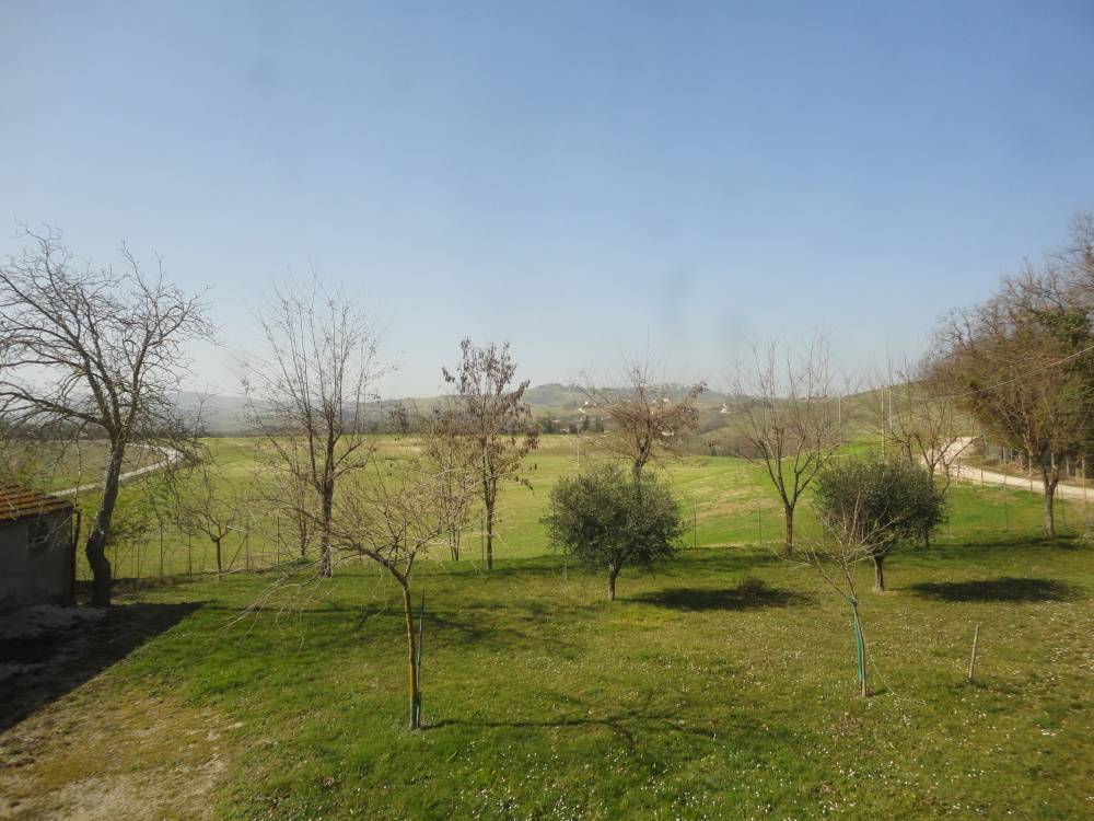 Casa in pietra con terreno in vendita a Cingoli