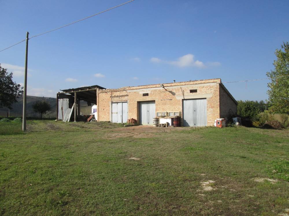 Casa in pietra con terreno in vendita a Jesi