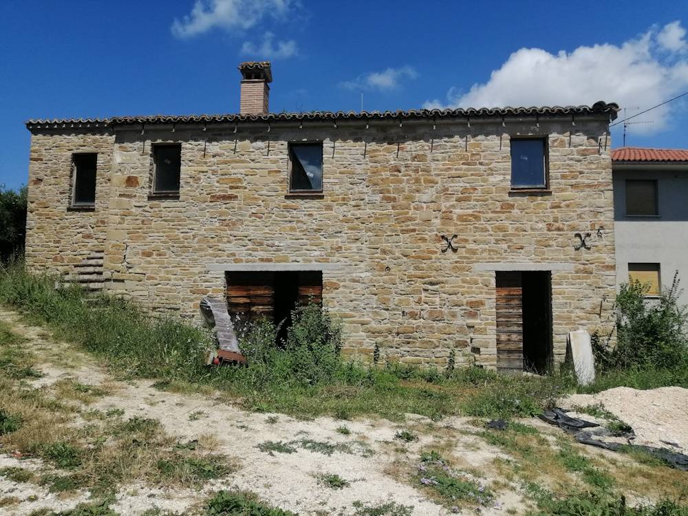 Casa in pietra con terreno in vendita a Apiro