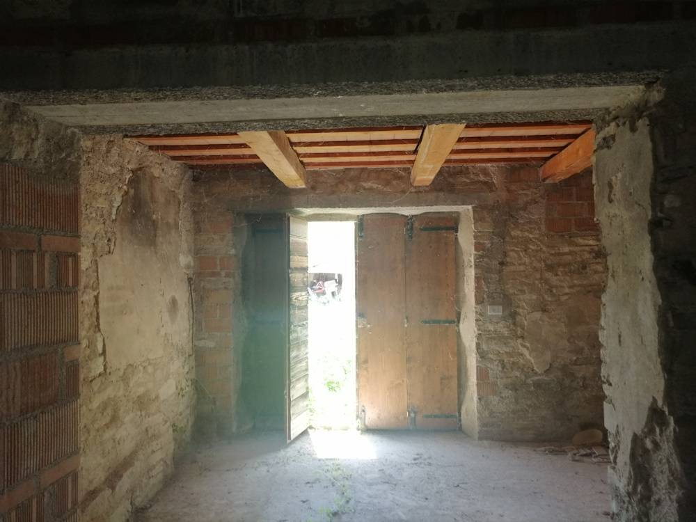 Casa in pietra con terreno in vendita a Apiro