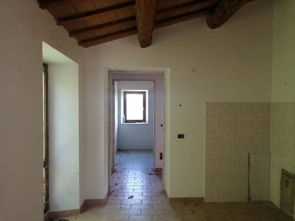 Casa in pietra con terreno in vendita a Apiro