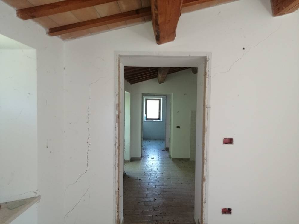 Casa in pietra con terreno in vendita a Apiro