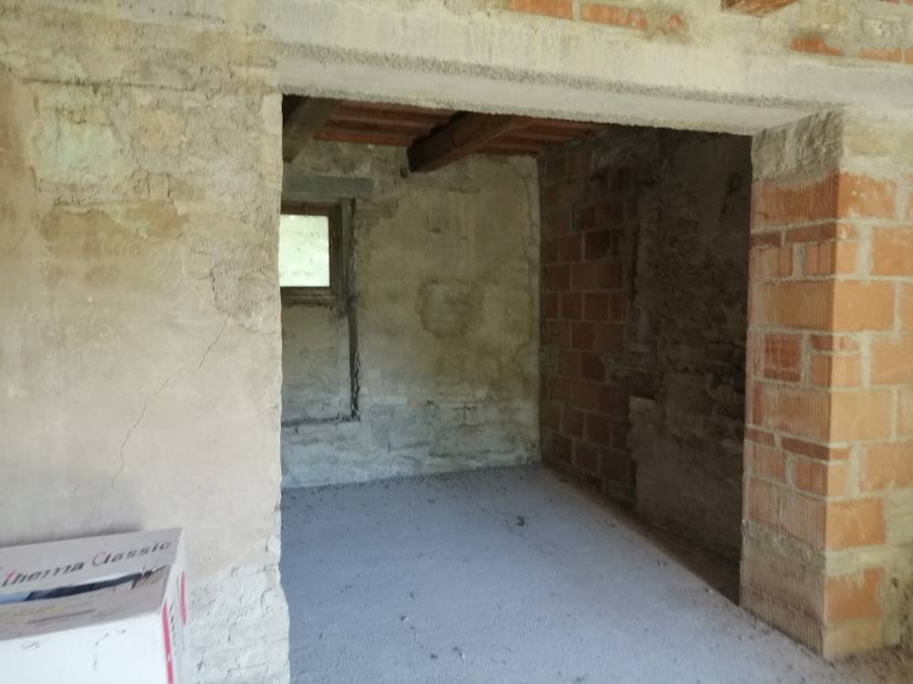 Casa in pietra con terreno in vendita a Apiro