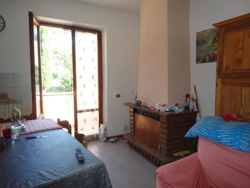 Casolare in mattoni con terreno in vendita a Cingoli