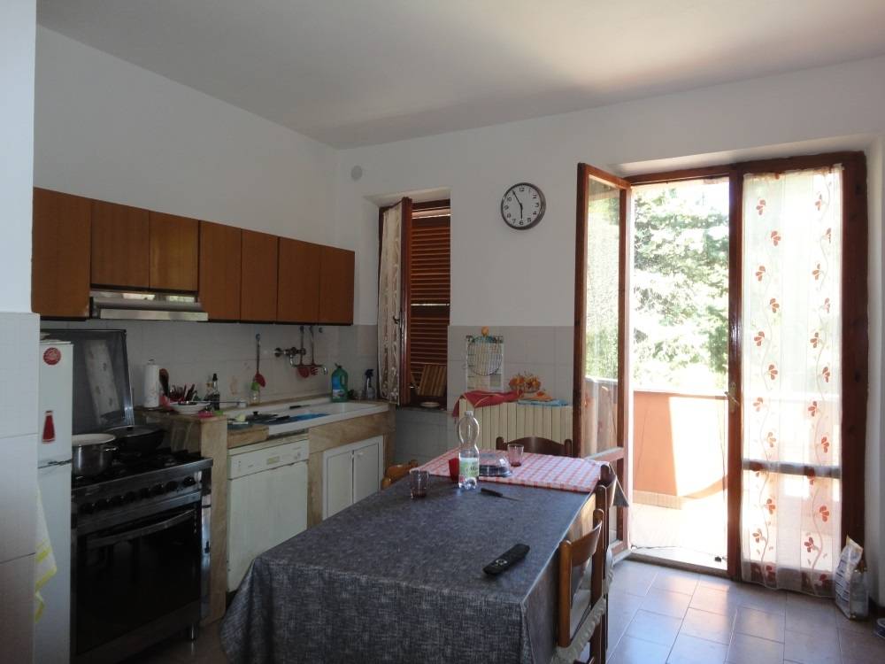 Casolare in mattoni con terreno in vendita a Cingoli