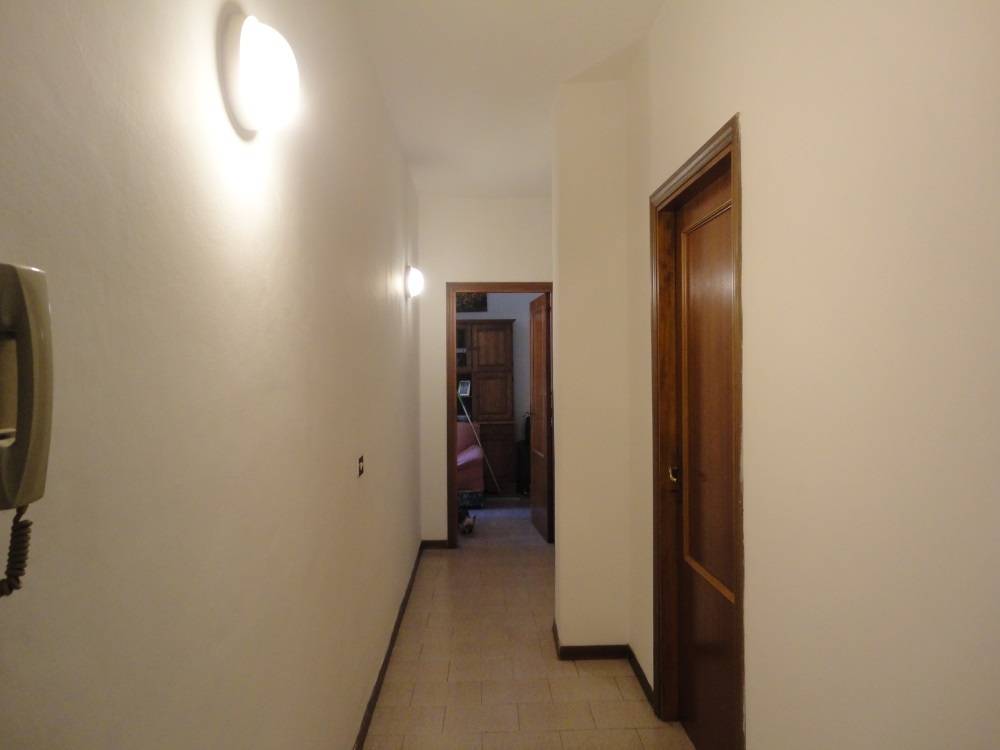 Casolare in mattoni con terreno in vendita a Cingoli