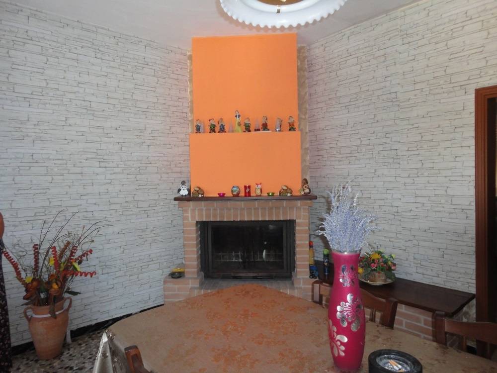 Casolare in mattoni con terreno in vendita a Cingoli