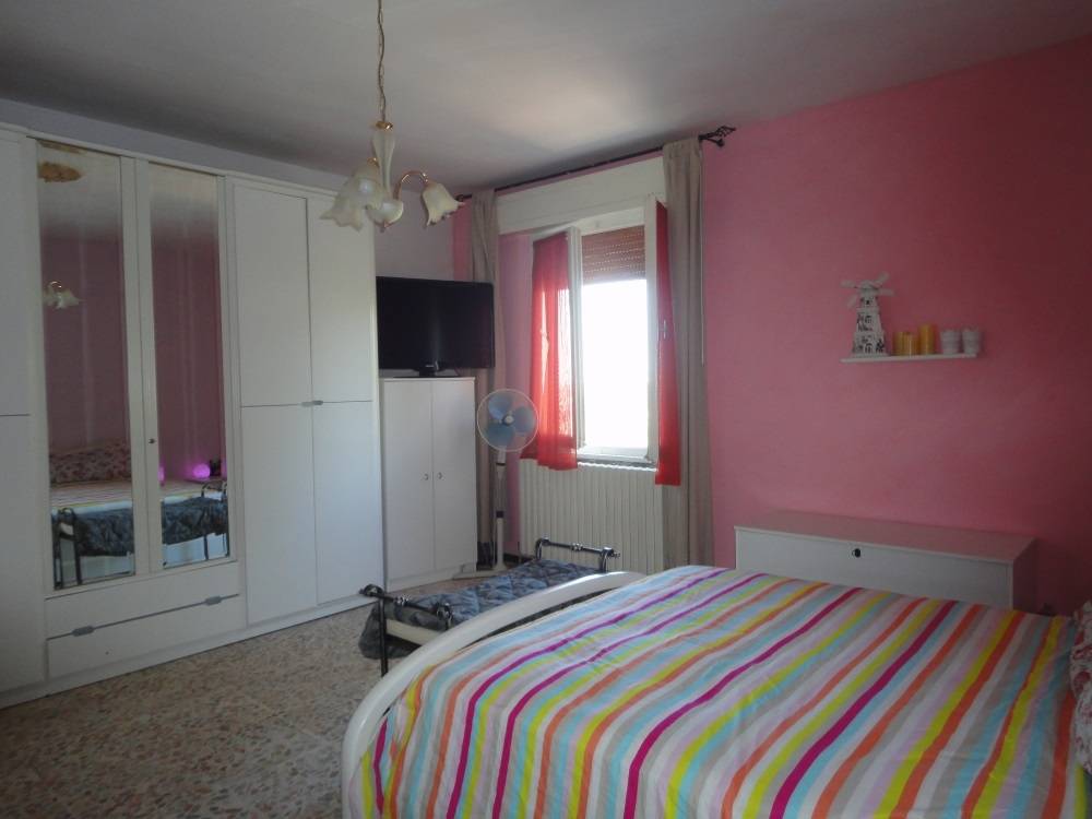 Casolare in mattoni con terreno in vendita a Cingoli