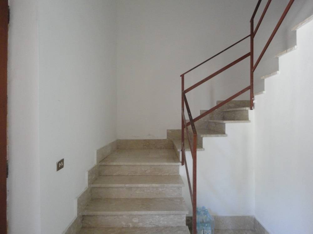 Casolare in mattoni con terreno in vendita a Cingoli