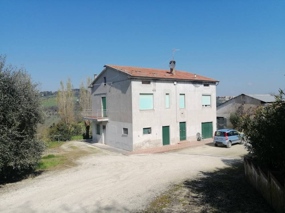 Casa in pietra con terreno in vendita a Cupramontana