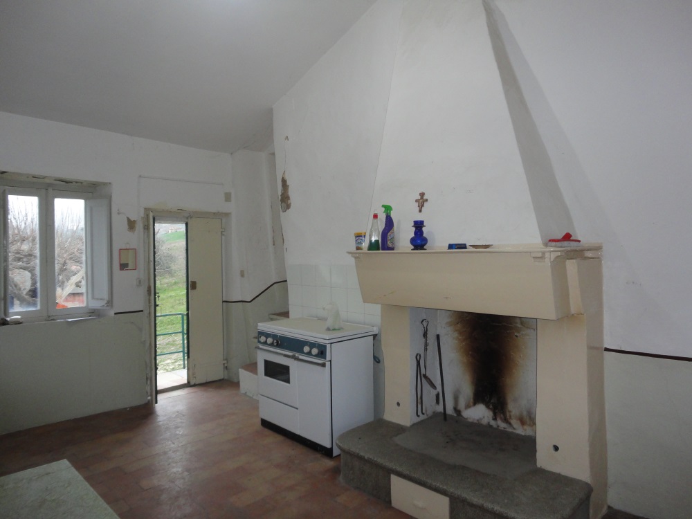 Casa parzialmente ristrutturata (in campagna) in vendita a Cupramontana