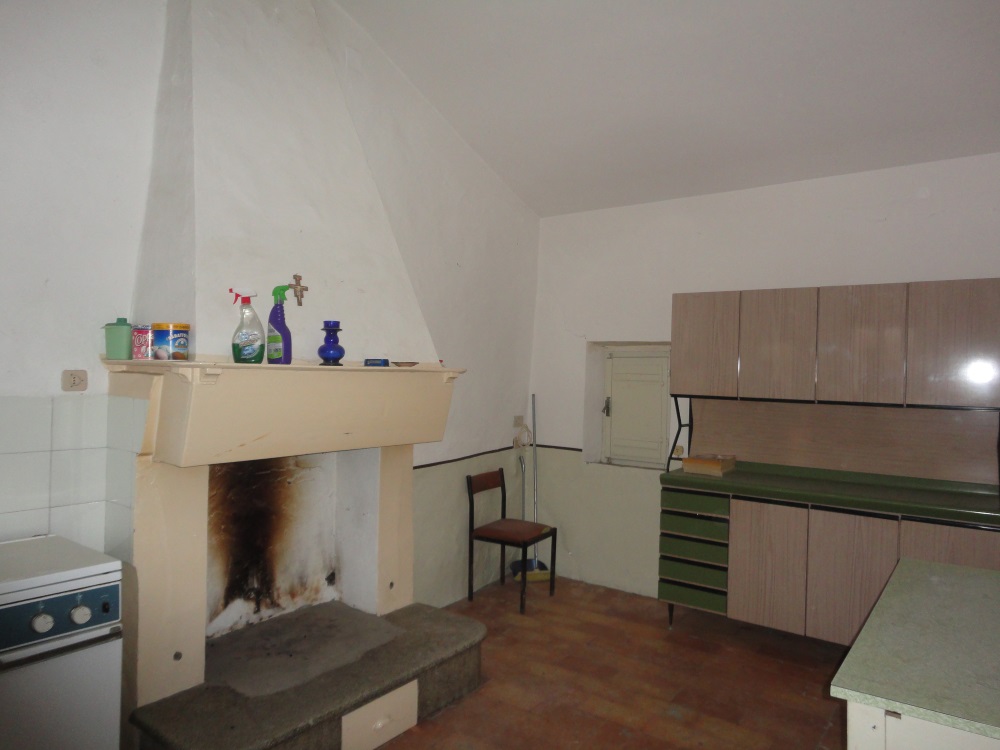 Casa parzialmente ristrutturata (in campagna) in vendita a Cupramontana