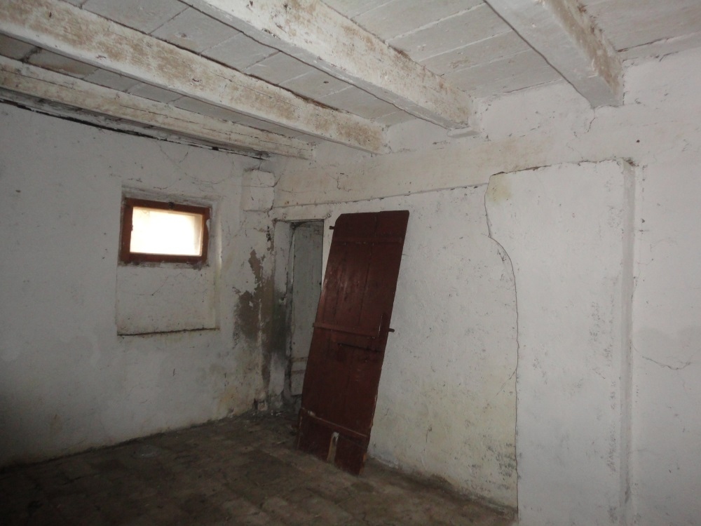 Porzione di casa affiancata (da ristrutturare) in campagna in vendita a Montemarciano