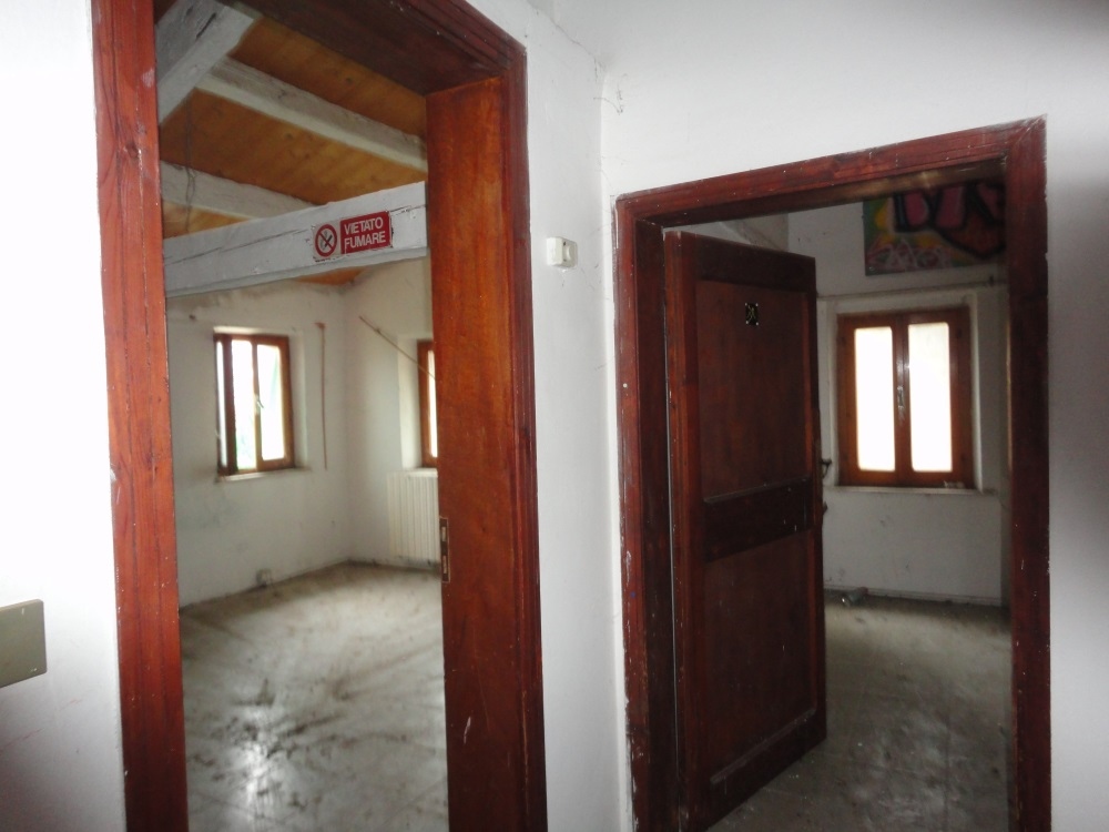 Porzione di casa affiancata (da ristrutturare) in campagna in vendita a Montemarciano