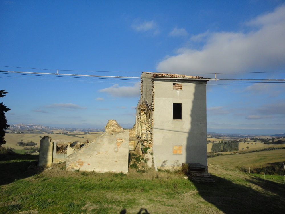 Casa da ristrutturare (in campagna) in vendita a Recanati
