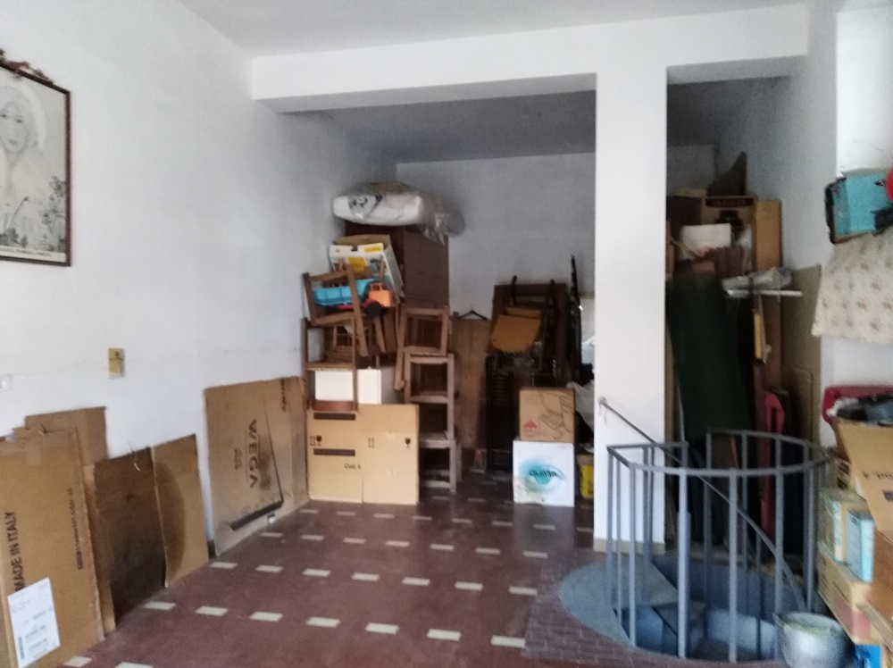 Locale commerciale in vendita a Jesi