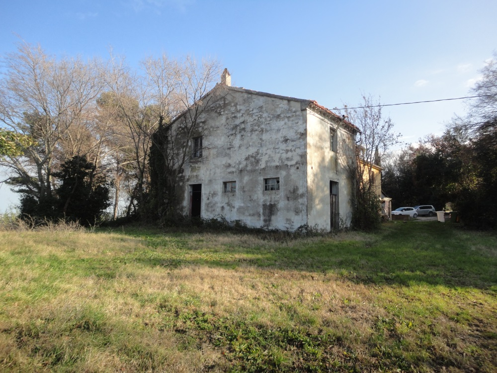 Casa da ristrutturare (in campagna) in vendita a San Marcello