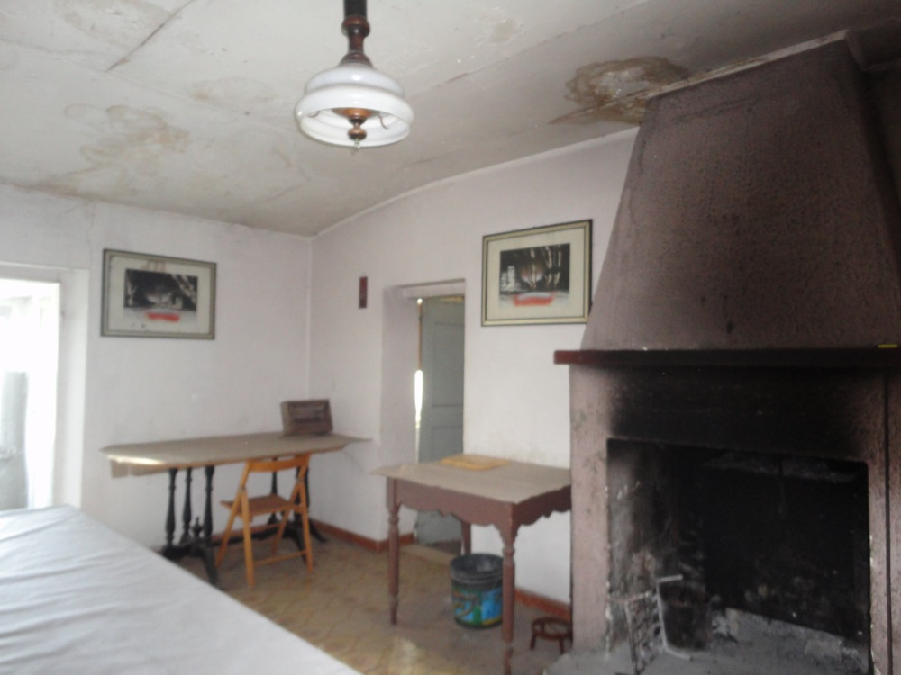 Casa in pietra con terreno in vendita a San Marcello