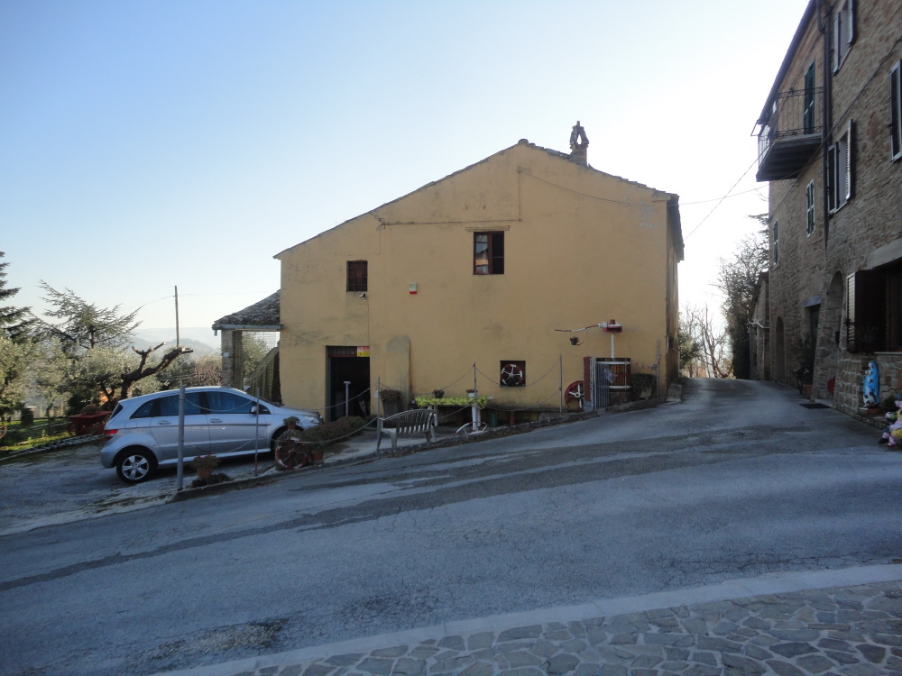 Casa in pietra con terreno in vendita a Monte Roberto