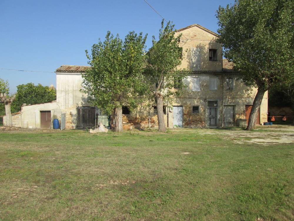Casa in pietra con terreno in vendita a Jesi