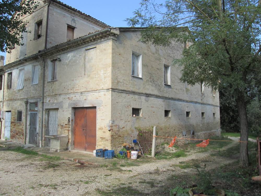 Casa in pietra con terreno in vendita a Jesi