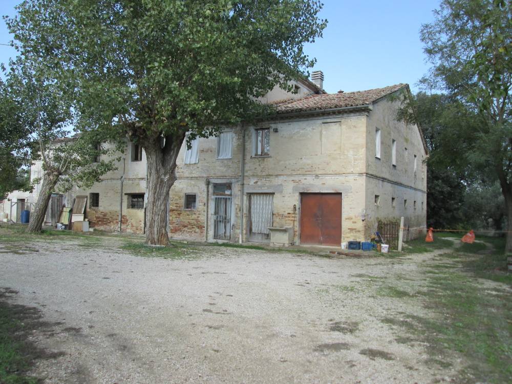 Casa in pietra con terreno in vendita a Jesi