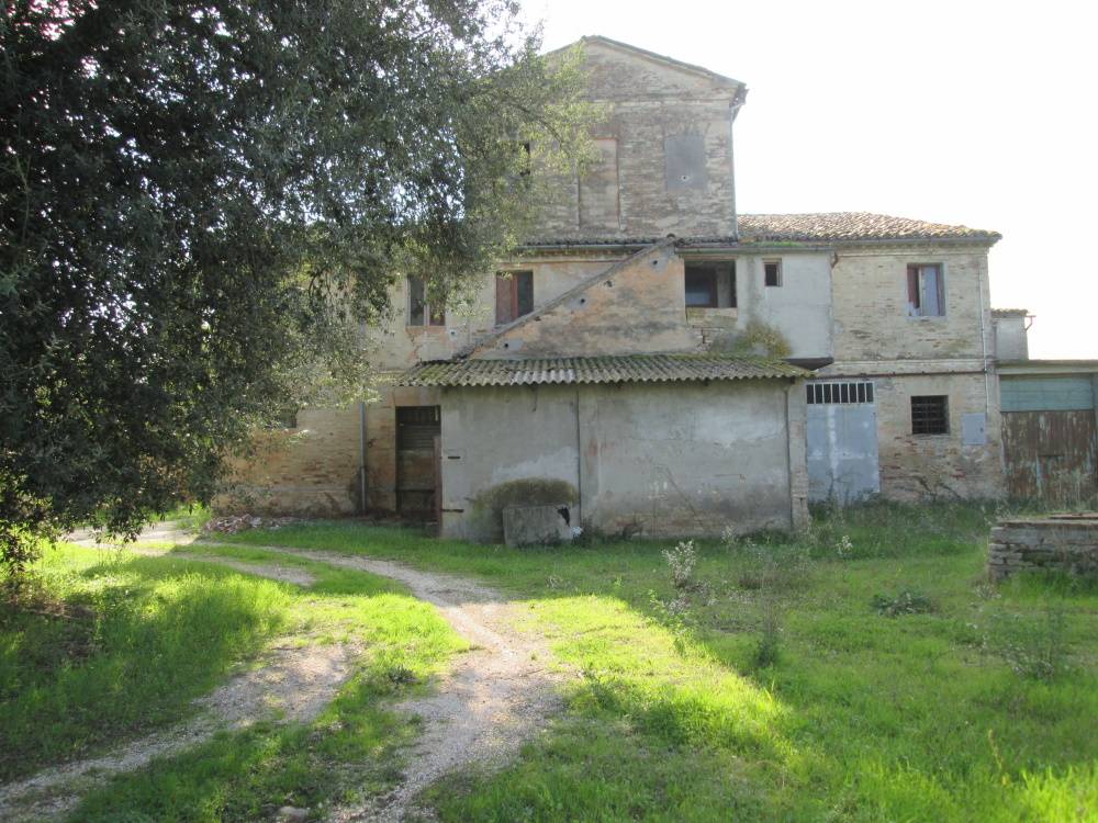 Casa in pietra con terreno in vendita a Jesi