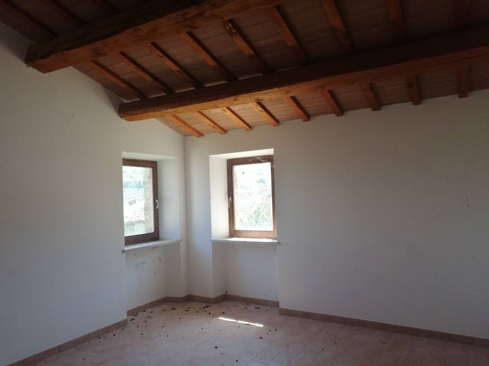 Casa in pietra con terreno in vendita a Apiro