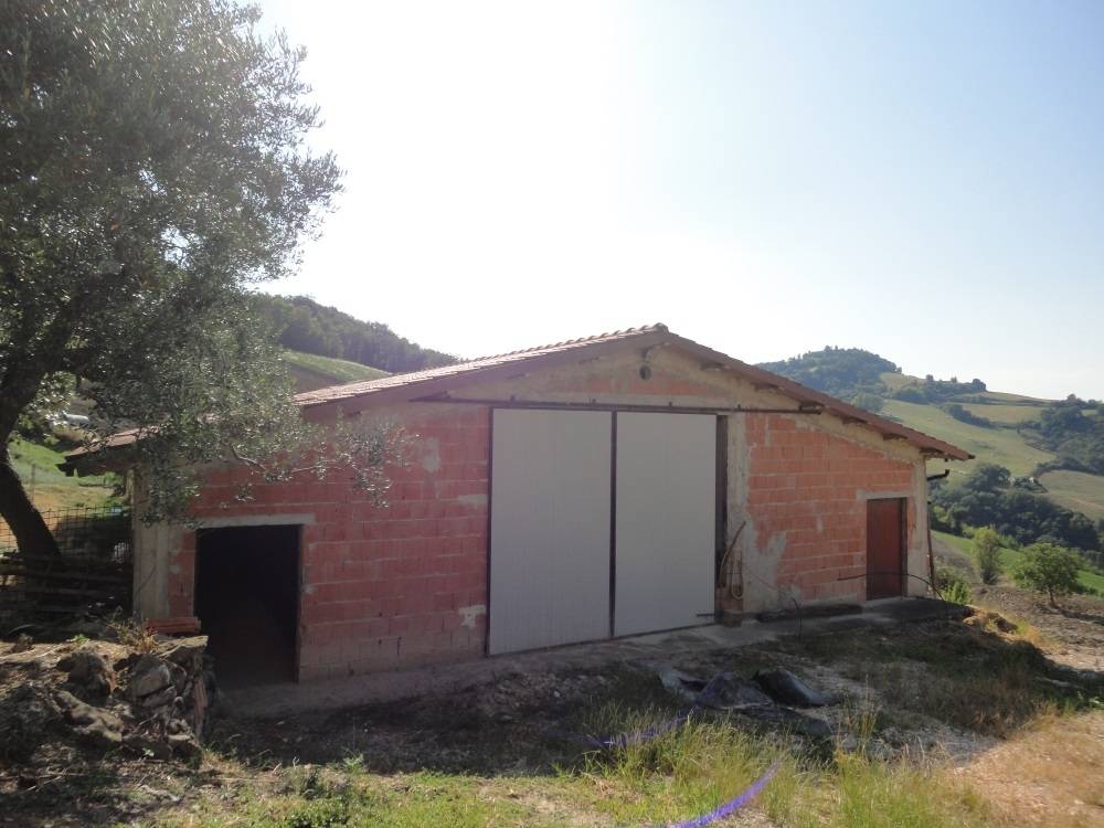 Casolare in mattoni con terreno in vendita a Cingoli