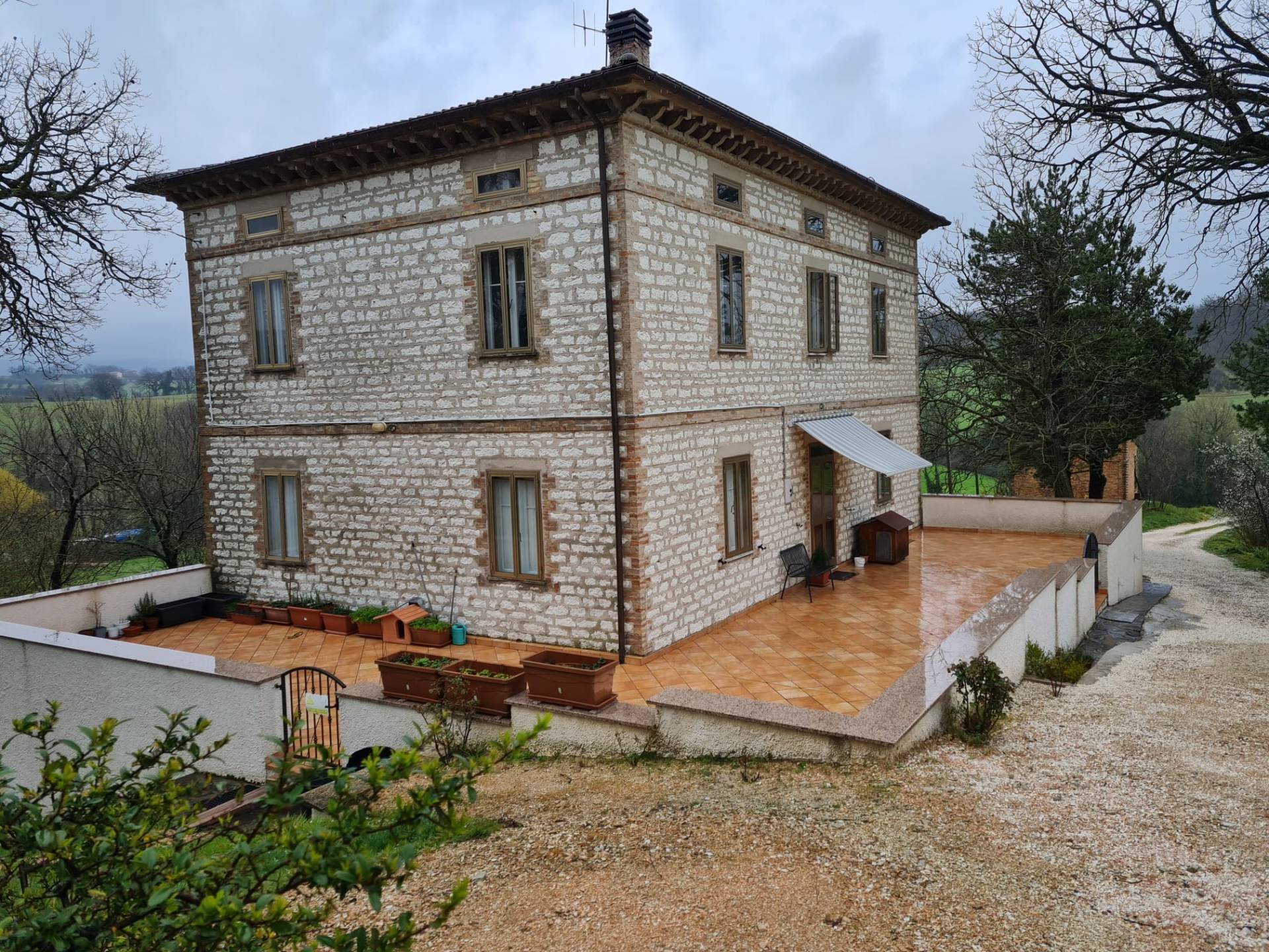 Casa in pietra con terreno in vendita a Sassoferrato