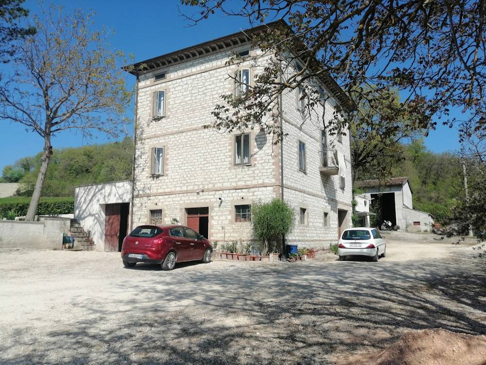 Casa in pietra con terreno in vendita a Sassoferrato
