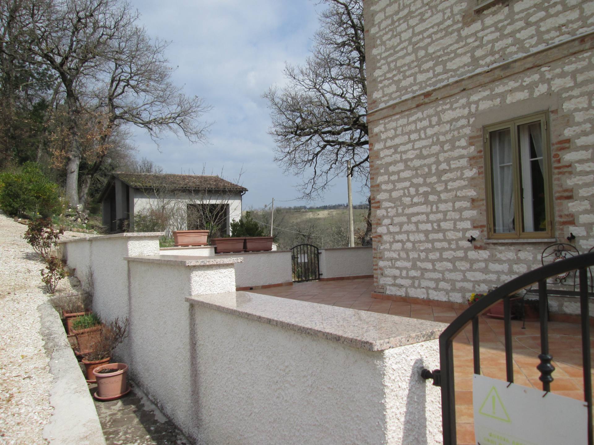 Casa in pietra con terreno in vendita a Sassoferrato