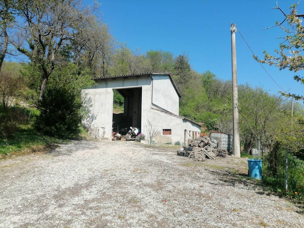 Casa in pietra con terreno in vendita a Sassoferrato