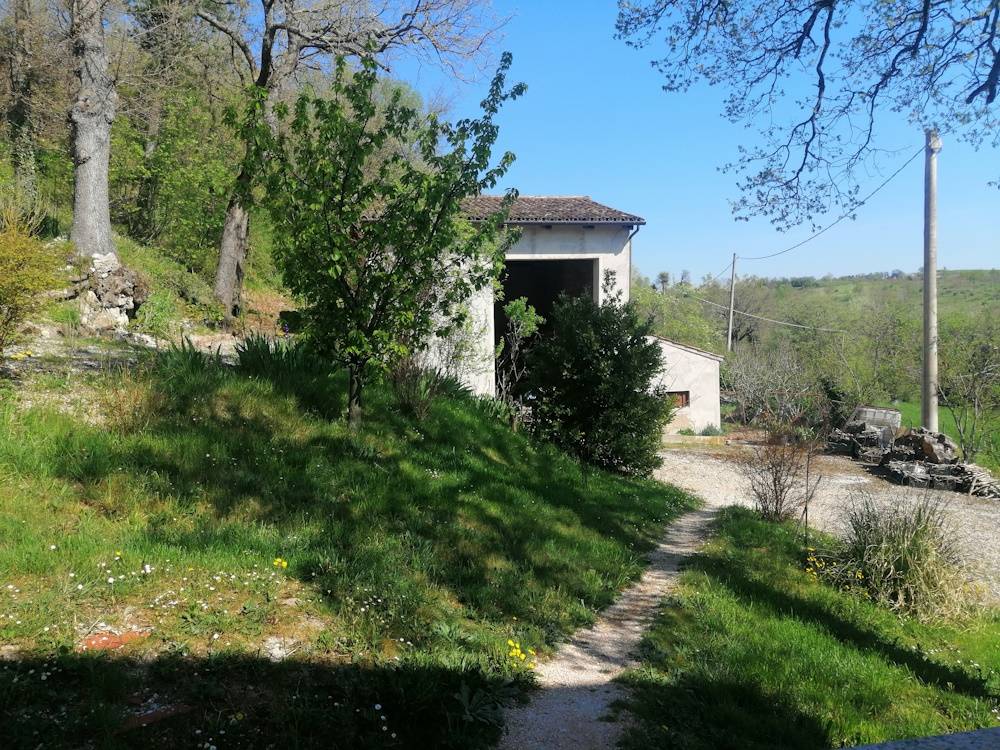 Casa in pietra con terreno in vendita a Sassoferrato