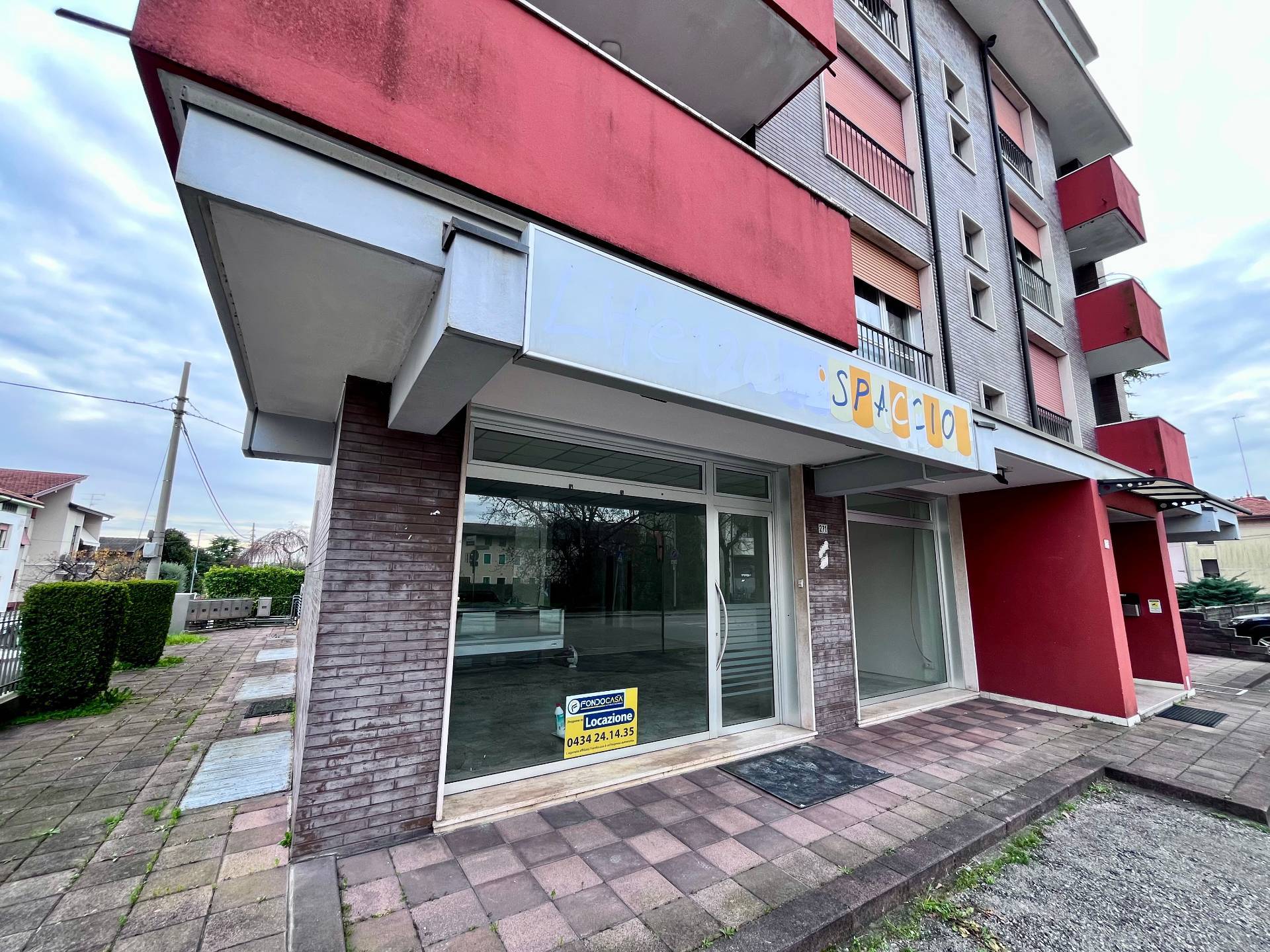 Locale commerciale in affitto a Cordenons, Sclavons