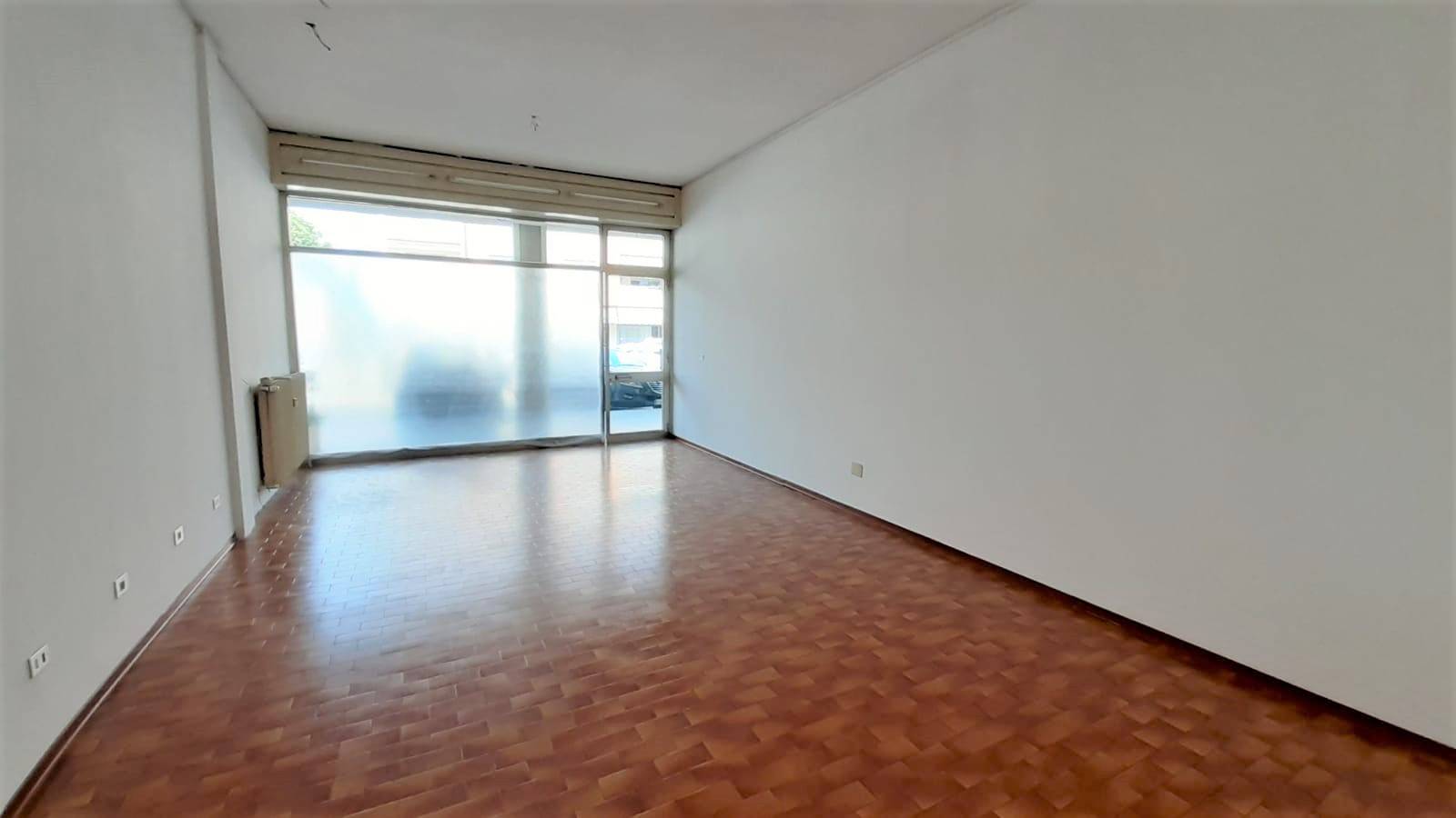 Locale commerciale in vendita a Pordenone, Torre