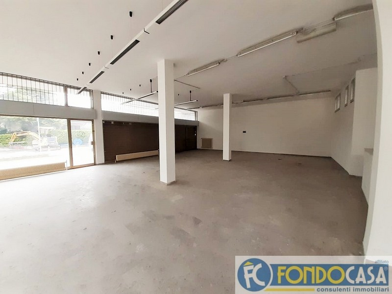 Locale commerciale in vendita a Pordenone, Semicentro