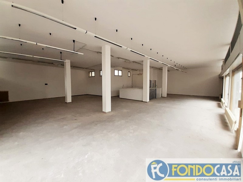 Locale commerciale in vendita a Pordenone, Semicentro