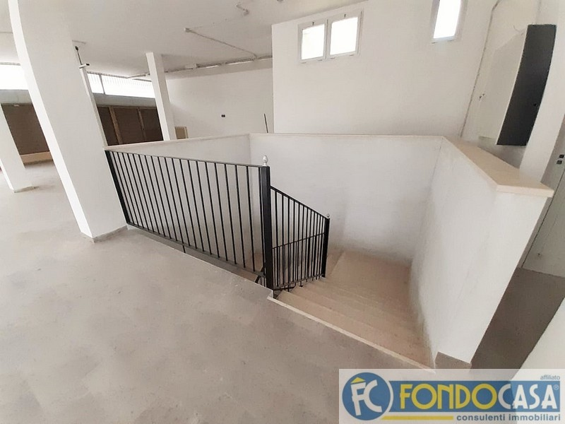 Locale commerciale in vendita a Pordenone, Semicentro