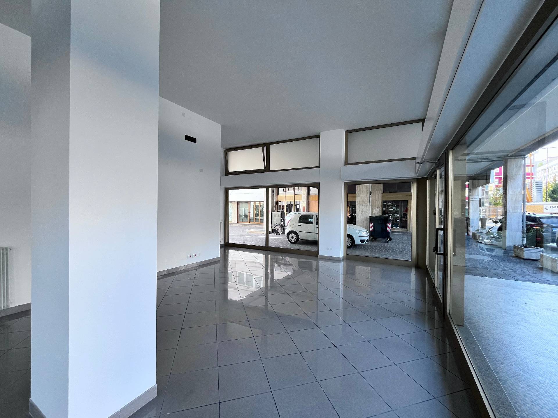 Locale commerciale in affitto a Pordenone, Centro
