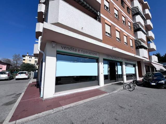 Locale commerciale in vendita a Pordenone, Torre