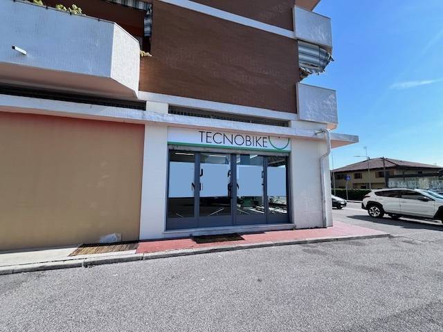 Locale commerciale in vendita a Pordenone, Torre