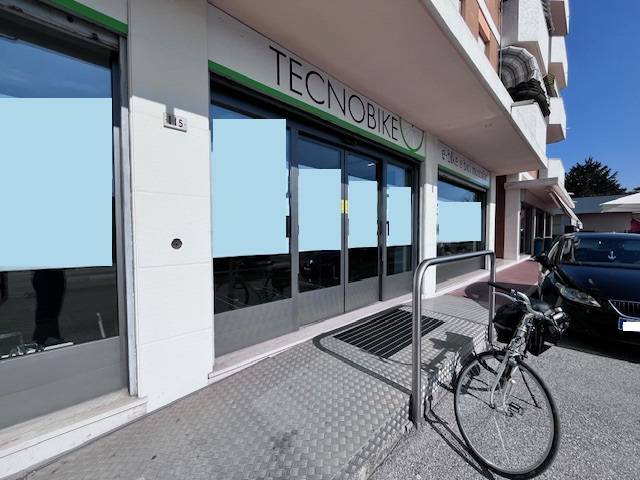Locale commerciale in vendita a Pordenone, Torre