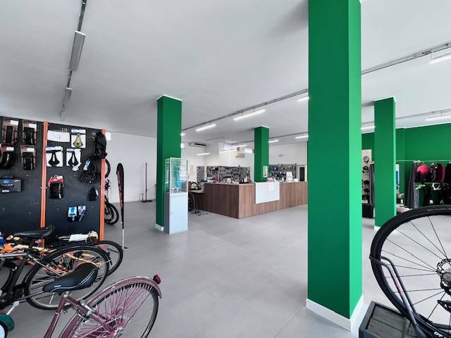 Locale commerciale in vendita a Pordenone, Torre