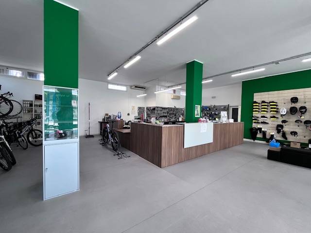 Locale commerciale in vendita a Pordenone, Torre