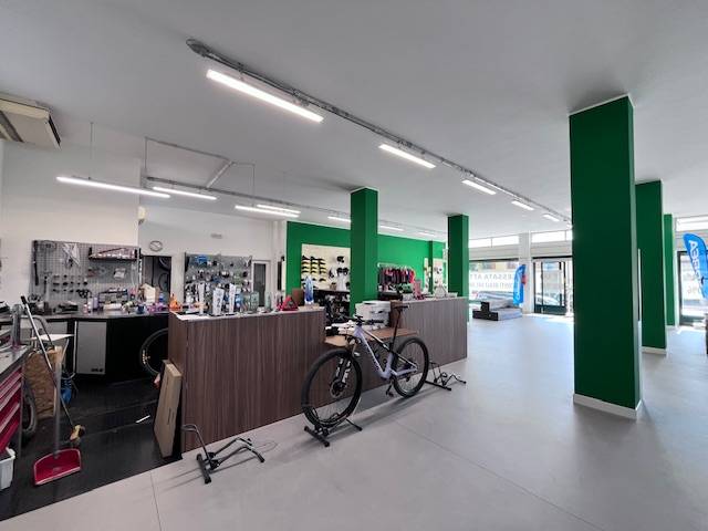 Locale commerciale in vendita a Pordenone, Torre