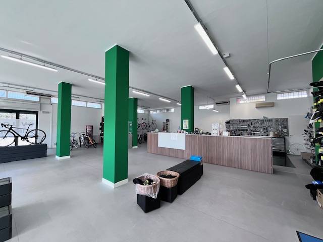 Locale commerciale in vendita a Pordenone, Torre