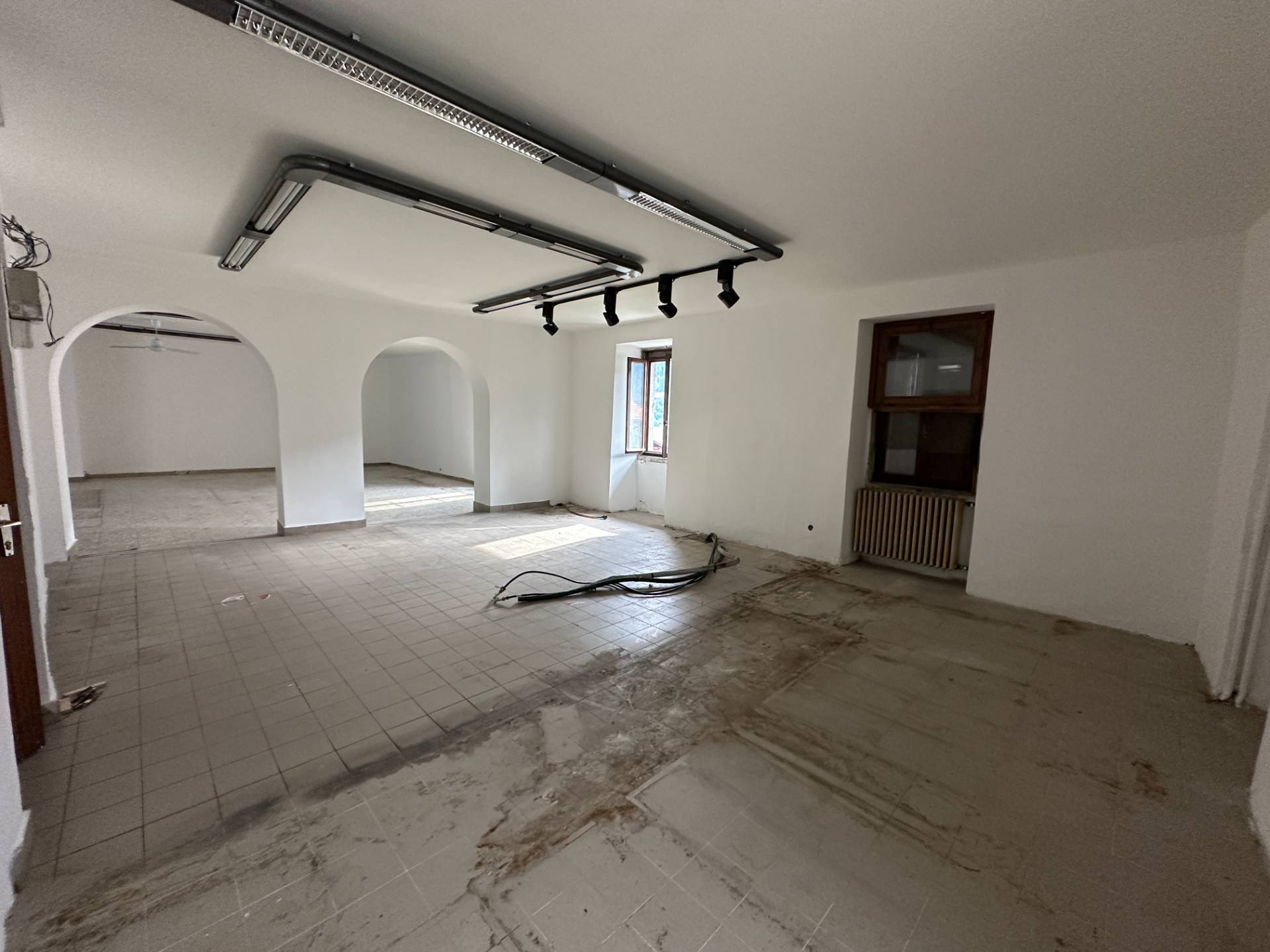 Locale commerciale in vendita a Giustino